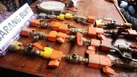 Polisi juga menyita alat pengoplos gas dan kendaraan untuk mendistribusikan gas elpji hasil oplosan sebagai barang bukti.