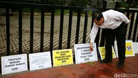 Koalisi Pejalan Kaki melakukan aksi tabur bunga di Halte Tugu Tani, Jakarta Pusat. 