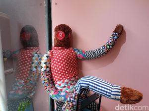 Main-main dengan Lukisan Mata Kancing di Kedai Kopi