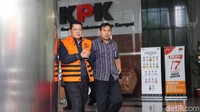 Setiyono keluar gedung KPK usai menjalani pemeriksaan lanjutan, Selasa (22/1/2019).