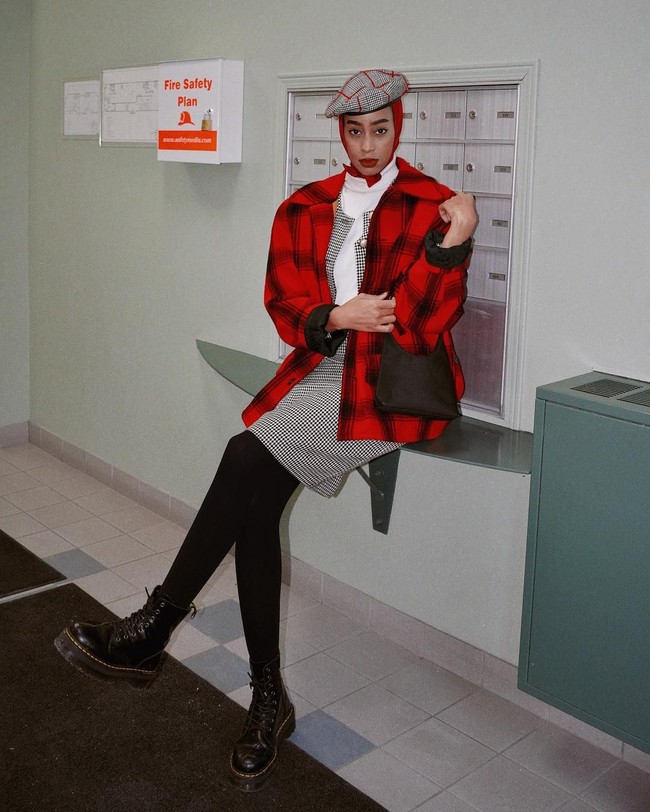 Kedua, ia menggunakan topi baret. Topi baret ini mengingatkan kita pada banyak hal mulai dari topi pramuka, hingga topi seniman. Foto: Instagram/HodanYousof