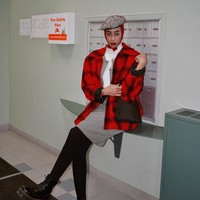 Kedua, ia menggunakan topi baret. Topi baret ini mengingatkan kita pada banyak hal mulai dari topi pramuka, hingga topi seniman. Foto: Instagram/HodanYousof