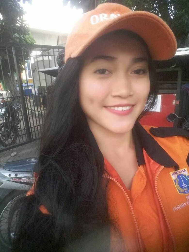 Menjumpai Sellha, Pasukan Oranye di Jakut yang Viral Dipuji Cantik