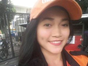 Menjumpai Sellha, Pasukan Oranye di Jakut yang Viral Dipuji Cantik