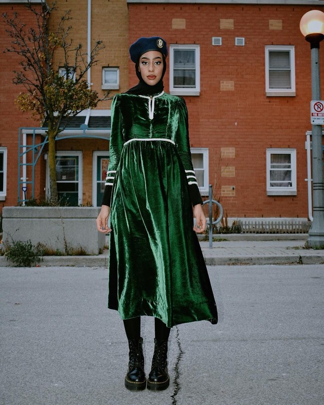 Pemilihan bahan beludru pada dress seperti ini juga mengingatkan kita pada gaya victorian. Tak banyak yang menjual dress seperti ini di Indonesia, tapi bisa ditemukan di thrive market seperti Pasar Senen Jakarta. Foto: Instagram/HodanYousof