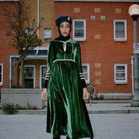 Pemilihan bahan beludru pada dress seperti ini juga mengingatkan kita pada gaya victorian. Tak banyak yang menjual dress seperti ini di Indonesia, tapi bisa ditemukan di thrive market seperti Pasar Senen Jakarta. Foto: Instagram/HodanYousof