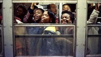 Saat itu kereta sudah menjadi moda transportasi yang ramai digunakan. Jamel Shabazz/Boredpanda.