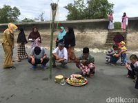 Dilanjutkan upacara di tepi pantai (Abdy/detikTravel)