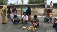 Sebelumnya warga terlebih dahulu menggelar doa bersama kepada Tuhan di rumah salah satu tokoh masyarakat setempat (Abdy/detikTravel)  
