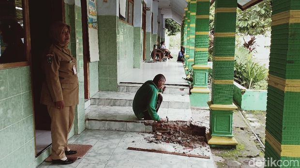 Cerianya Dinda, Bocah Magetan yang 7 Tahun 'Ngesot' Akhirnya Bisa Sekolah