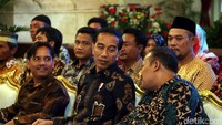 Para nelayan ini tampak mengenakan kemeja batik. Begitu masuk ke Istana Negara, mereka langsung dipersilakan santap siang.