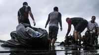 Sampah plastik ini tentunya dapat merusak ekosistem laut yang ada disana.