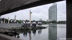 Yuk! Intip Aksi Bersih-bersih Pantai Ancol