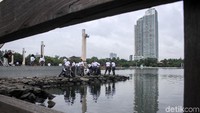 Taman Impian Jaya Ancol bekerjasama dengan Pusat Hidrografi dan Oseanografi TNI Angkatan Laut (Pushidrosal) dalam hal ini Dinas Potensi Maritim (Ditpotmar) menggelar kegiatan aksi Bersih Panta yang mengambil lokasi disekitar Pantai Lagoon, Ancol Jakarta, Selasa (22/1/2019).