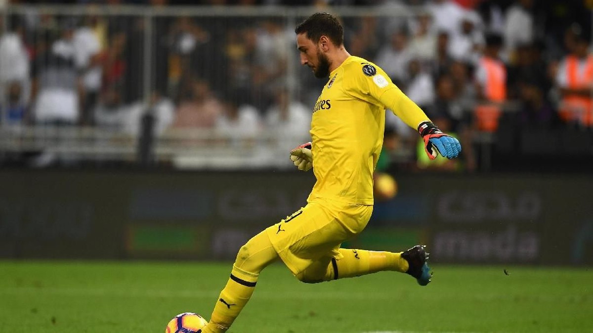 Gianluigi Donnarumma melakukan blunder fatal berujung kekalahan AC Milan. (Foto: Claudio Villa/Getty Images)