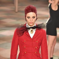 Untuk busana, Maria menggali inspirasi dari estetika gaya seorang badut yang androgynous dan asexual. Ia lalu menuangkan inspirasi tersebut ke dalam rancangan khasnya yang bernuansa bohomian dan gyspsy. (Foto: Pascal Le Segretain/Getty Images)