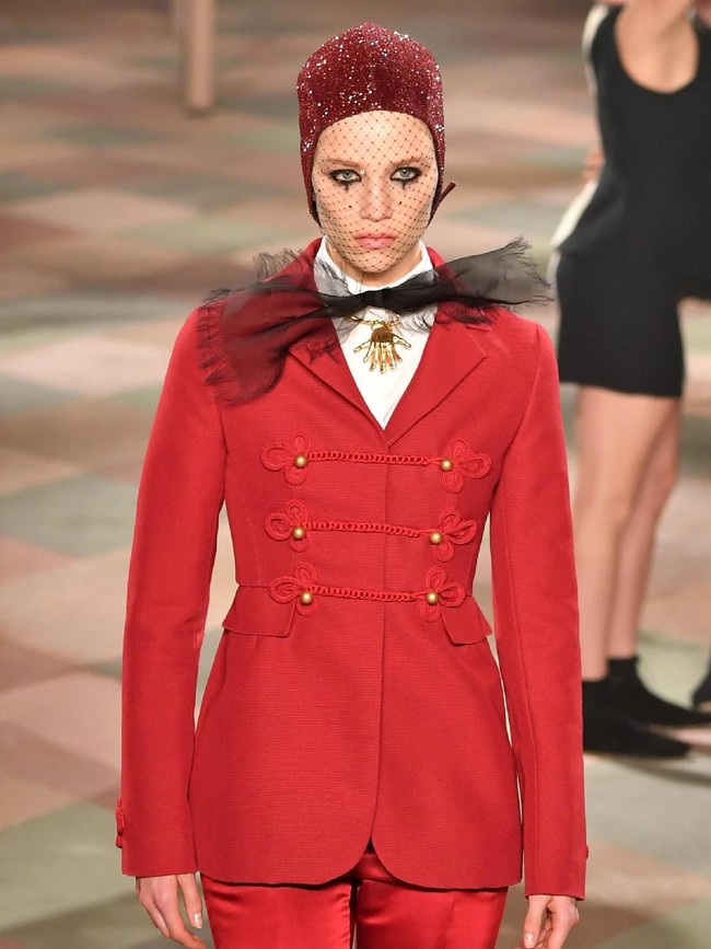 Untuk busana, Maria menggali inspirasi dari estetika gaya seorang badut yang androgynous dan asexual. Ia lalu menuangkan inspirasi tersebut ke dalam rancangan khasnya yang bernuansa bohomian dan gyspsy. (Foto: Pascal Le Segretain/Getty Images)