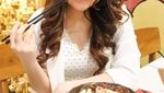 Gaya YouTuber Hits, Indrayani Rusady Saat Makan Dimsum dan Donat
