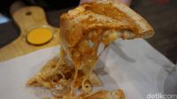 Makan Pizza Mangkuk hingga Pizza Lipat Enak di 5 Tempat Ini, Yuk!