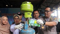 Polisi mencontohkan cara bagaimana para tersangka memindahkan elpiji bersubsidi ke tabung elpiji non subsidi demi meraup keuntungan.
