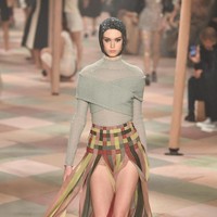 Gaun-gaun transparan mendominasi koleksi yang terdiri dari 65 look ini. (Foto: Pascal Le Segretain/Getty Images For Christian Dior)