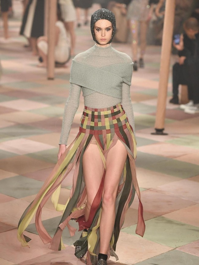 Gaun-gaun transparan mendominasi koleksi yang terdiri dari 65 look ini. (Foto: Pascal Le Segretain/Getty Images For Christian Dior)