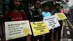Tabur Bunga Peringati Hari Pejalan Kaki di Tugu Tani