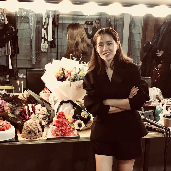 Aku memulai dengan mencuci wajahku, kemudian aku mengaplikasikan serum. Setelah itu untuk melengkapi nutrisi di wajahku, aku menggunakan masker, ungkap Son Ye Jin. Foto: Instagram