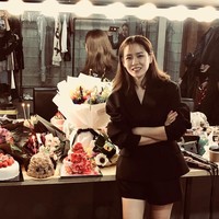 Aku memulai dengan mencuci wajahku, kemudian aku mengaplikasikan serum. Setelah itu untuk melengkapi nutrisi di wajahku, aku menggunakan masker, ungkap Son Ye Jin. Foto: Instagram