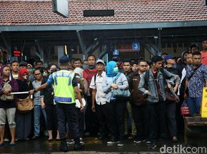 5 Tips Survive Desak-desakan Naik KRL di Jam Sibuk