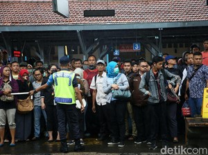 5 Tips Survive Desak-desakan Naik KRL di Jam Sibuk