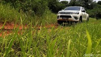 Seluruh tipe Hilux 4x4 kini menggunakan pelek dan roda berukuran 265/65 R17 yang diklaim lebih nyaman dikendarai dalam berbagai kondisi.