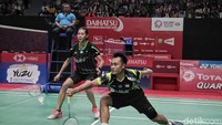 Hafiz Faizal berusaha mengembalikan shuttlecock saat melawan Tan Kian Meng/Lai Pei Jing.