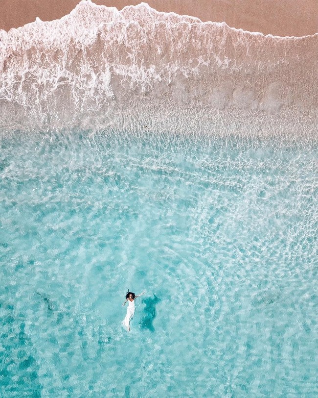 Aku berenang dengan gaun ini, mendaki Tembok Besar China dengan gaun ini, naik sepeda di Jepang dengan gaun ini. Tapi pencapaian terbesarku adalah menikahi Nick. Aku sangat bersyukur dengan gaun ini, selalu ada memori favoritku di dalamnya, ujar Zoe. Foto: Instagram @marrymeintravel