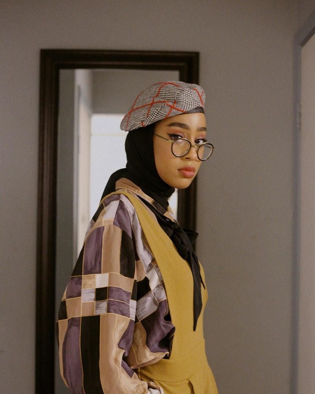 Untuk hijab, Hodan Yousuf memilih gaya yang sederhana seperti pashmina polos. Hal ini membuat gayanya tidak terlihat tertumpuk meski memakai banyak aksesori. Foto: Instagram/HodanYousof