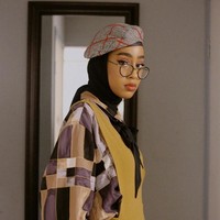 Untuk hijab, Hodan Yousuf memilih gaya yang sederhana seperti pashmina polos. Hal ini membuat gayanya tidak terlihat tertumpuk meski memakai banyak aksesori. Foto: Instagram/HodanYousof