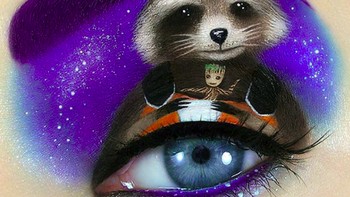 Ia menggunakan eyeliner cair dan eyeshadow untuk memoles matanya. (Foto: Instagram/tal_peleg)