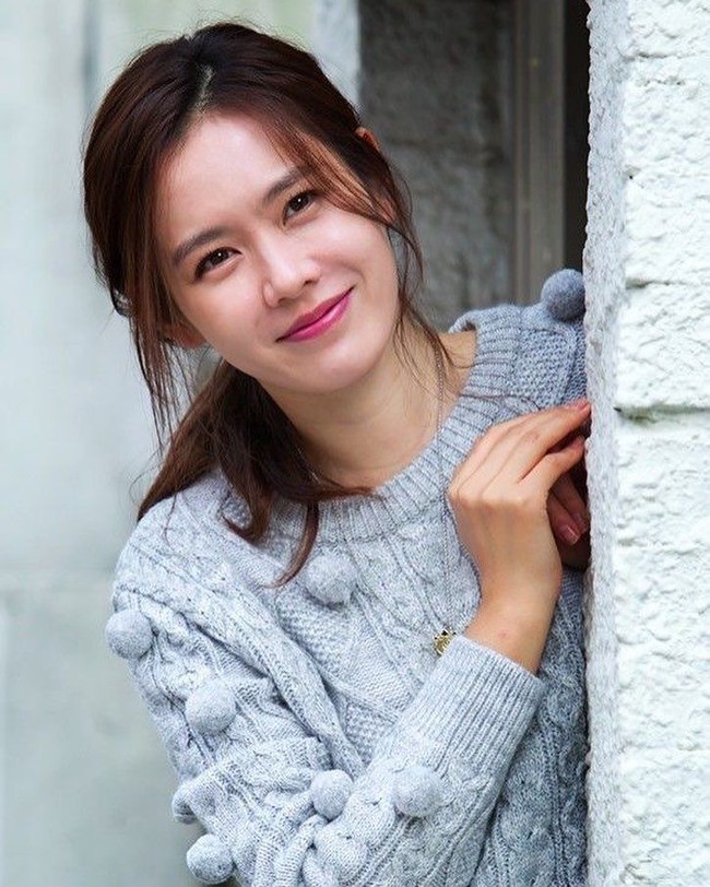 Tak seperti wanita Korea pada umumnya yang melakukan 10 langkah perawatan kecantikan, bintang drama Pretty Noona Who Buys Me Food ini mengaku hanya melakukan tiga langkah perawatan untuk kecantikan wajahnya. Foto: Instagram