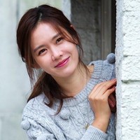 Tak seperti wanita Korea pada umumnya yang melakukan 10 langkah perawatan kecantikan, bintang drama Pretty Noona Who Buys Me Food ini mengaku hanya melakukan tiga langkah perawatan untuk kecantikan wajahnya. Foto: Instagram