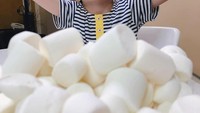 Mandi marshmallow. Lihat nih gaya Qahtan, keluarga Gen Halilintar ke-11 yang lucu banget. Foto: Instagram@qahtanhalilintar