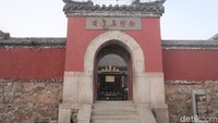 Begitu sampai di Jade Emperor Temple, wisatawan biasanya akan berdoa di depan kelenteng. Ada sebuah lingkaran batu yang berisi gembok dan uang (Bonauli/detikTravel)  