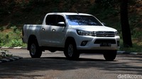 Toyota sengaja membuat struktur bodi Hilux menjadi lebih kokoh agar mobil mampu menahan beban berat dan mampu melewati berbagai medan berat.