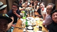 Ada-ada aja deh. Yang lain melihat kamera milik Lee Hae Young, Hyun Bin justru mengadakan group selfie sendiri. Saat itu, ia dan rekan-rekannya terlihat menyambangi sebuah restoran Jepang. Foto: Instagram lee_hae_young_