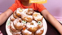 Ulang tahun, Qahtan Halilintar berfoto dengan donat empuk berlumur gula halus yang enak. Foto: Instagram@qahtanhalilintar
