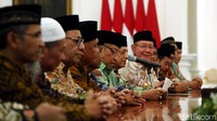 Hadir dalam kesempatan itu Lutfi A Tamimi (Sekretaris Umum LPOI), Muflich Kholif (wakil dari Syarikat Islam Indonesia/SII), Aris Banaji (Al Washliyah), Anwar Sanusi (Persatuan Tarbiyah Islamiyah/PERTI), Zulkifli (Ittihadiyah), Yunus (HBMI), Yantze (Persatuan Umat Islam/PUI), Deni (Persatuan Islam Tionghoa Indonesia/PITI).