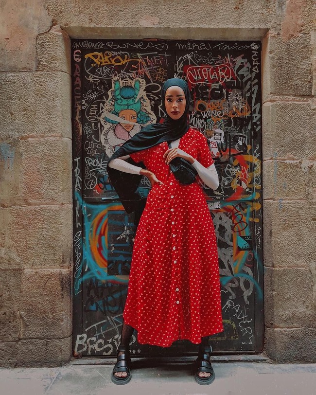 Ada beberapa fashion item yang membuat gaya Hodan terlihat vintage seketika. Pertama adalah pemilihan dress. Ia memilih dress berpotongan klasik dengan pattern polkadot khas tahun 50-an. Foto: Instagram/HodanYousof