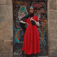 Ada beberapa fashion item yang membuat gaya Hodan terlihat vintage seketika. Pertama adalah pemilihan dress. Ia memilih dress berpotongan klasik dengan pattern polkadot khas tahun 50-an. Foto: Instagram/HodanYousof