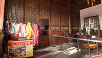 Wisatawan yang mau berfoto dengan pakaian kerajaan bisa menyewakannya di dalam pavilun. Namun pilihan kostumnya tak begitu banyak. (Bonauli/detikTravel)