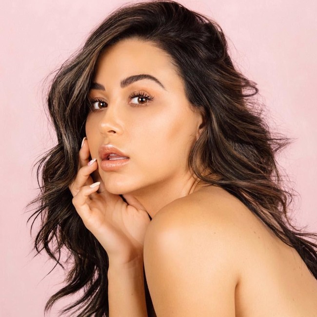 Selebgram pecinta fitnes itu pun membuat kalender yang tiap halamannya berisikan foto-foto seksinya. Foto: Instagram (@Anacheri)