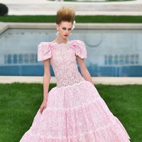 Adapun koleksi adibusana hadir dengan elemen-elemen gaya yang mendominasi tren fashion di era 1980-an. Mulai dari busana bervolume hingga blus berbahu lebar.  Foto: Getty Images